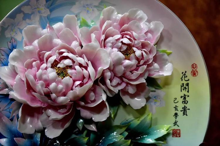 同時,洛陽還有牡丹絲巾,牡丹白玉杯鏤空冰箱貼等文創產品,融合傳統與